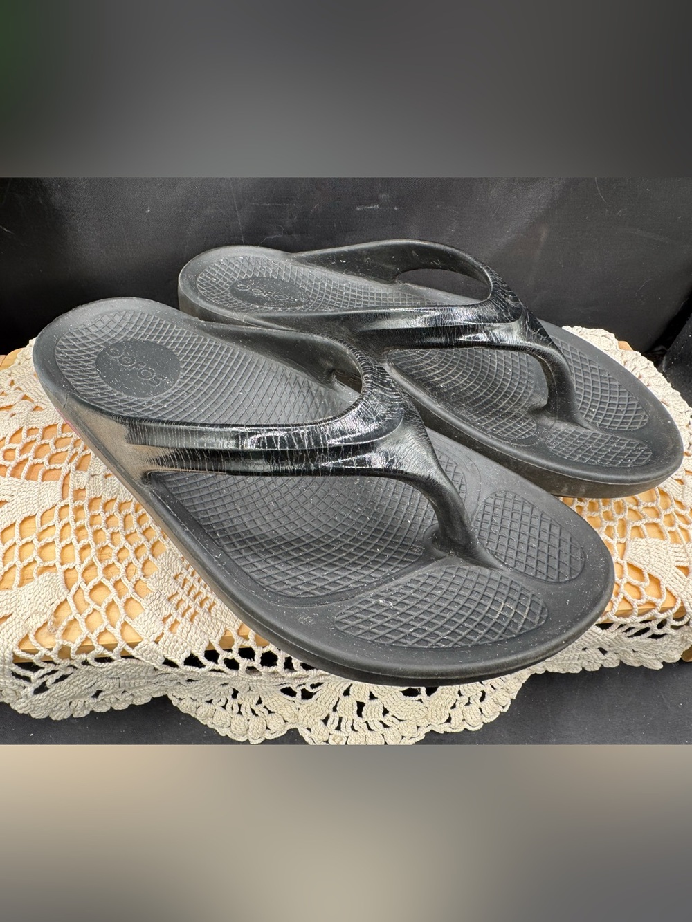 OOFOS! Women’s Black Patend look Thong Sandals